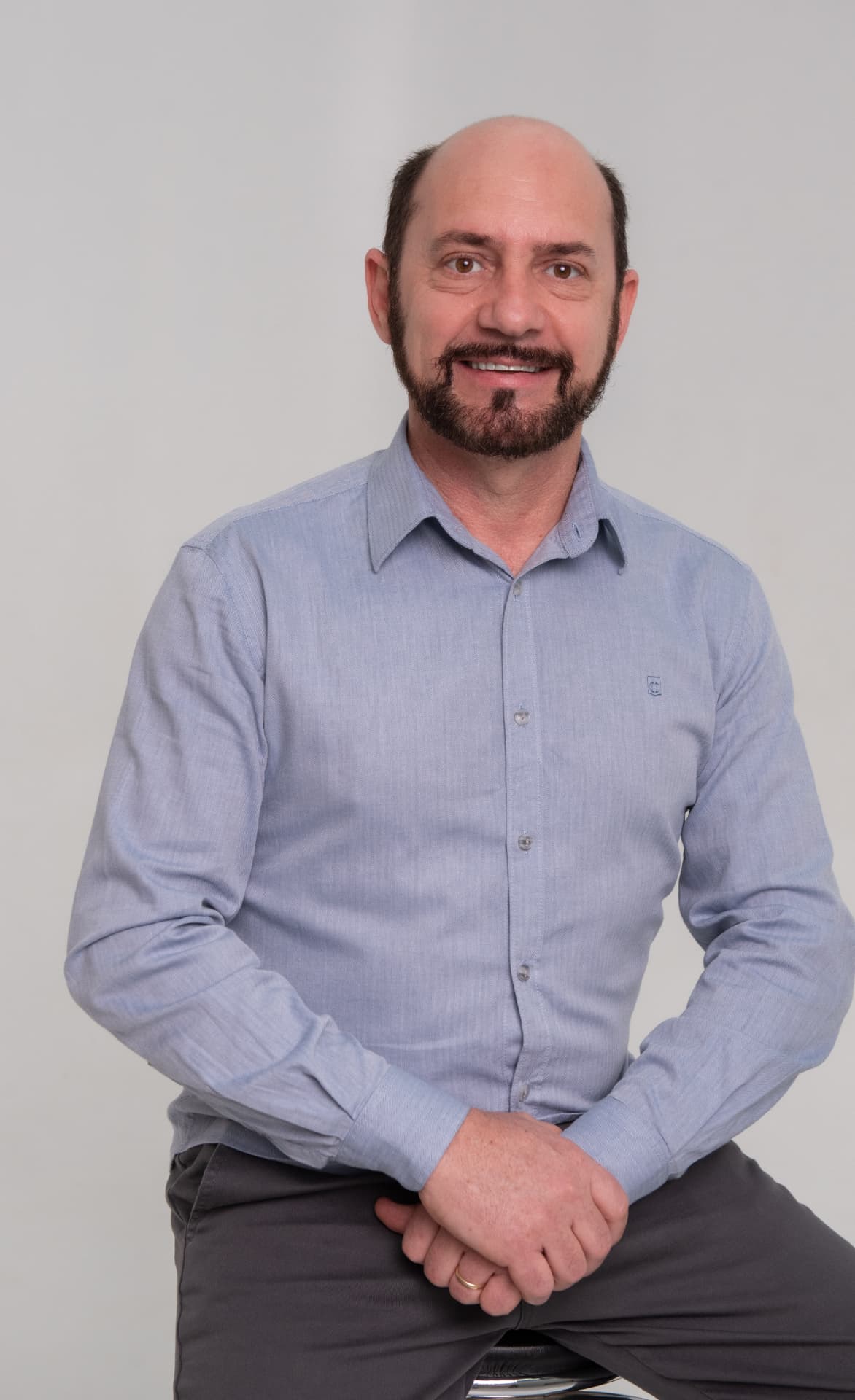 Valdecir José Zonin sentado, sorrindo