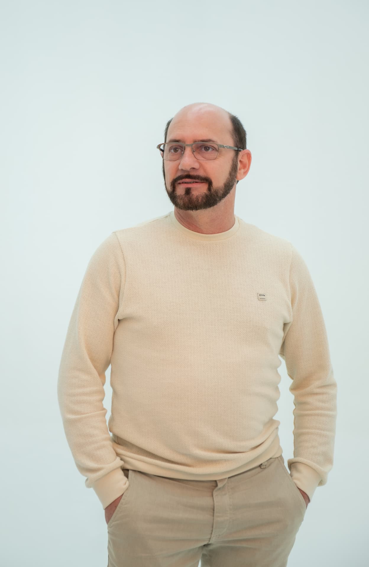 Valdecir Zonin em pé, retrato de corpo inteiro